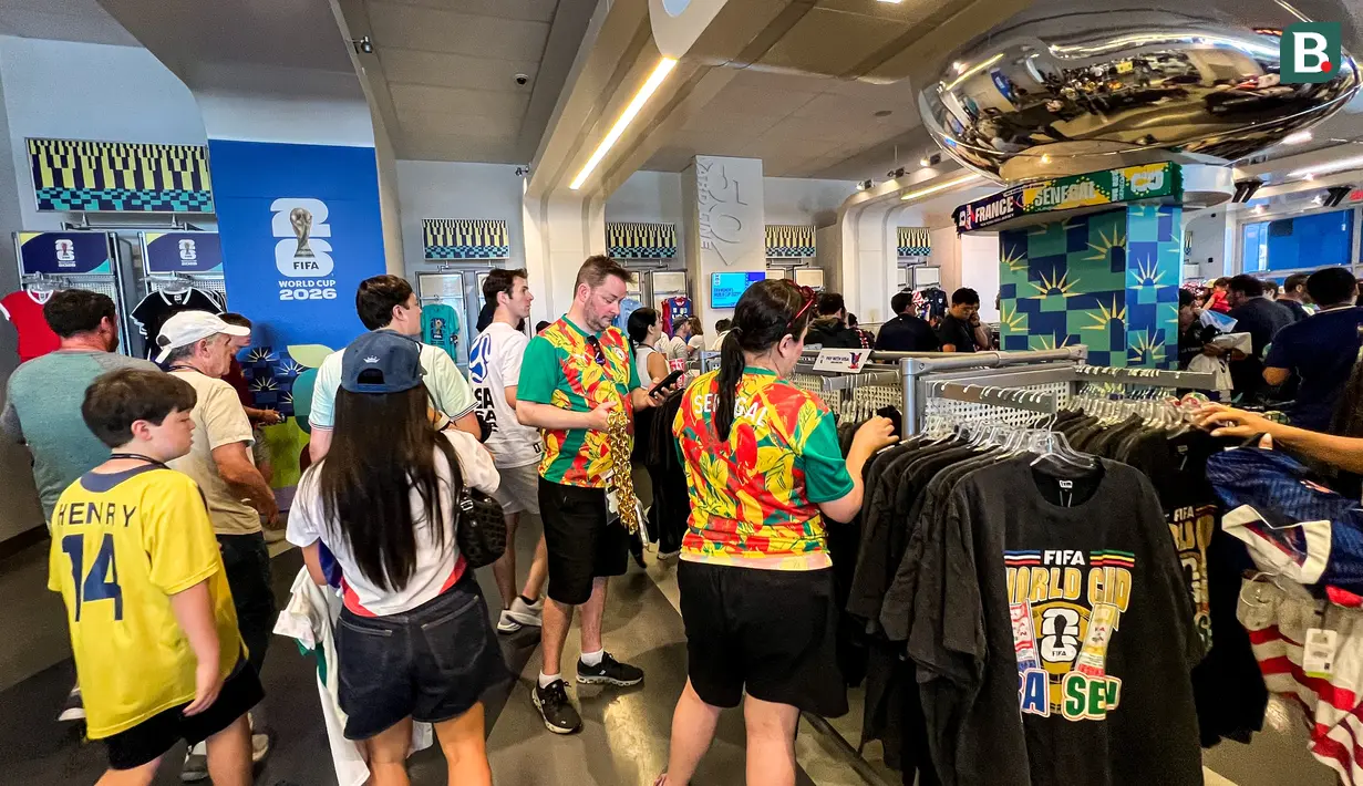 Suporter dari berbagai negara berburu jersey dan merchandise resmi di FIFA Store, MetLife Stadium, East Rutherford, New Jersey, Amerika Serikat, menjelang laga fase grup Prancis melawan Senegal pada Piala Dunia 2026. Kaus, syal, dan berbagai suvenir resmi menjadi incaran para penggemar. (KLY Sports/Hery Kurniawan)