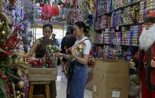 FOTO: Jelang Natal, Warga Membeli Pernak Pernik Hiasan Natal