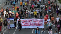 Relawan Komunitas Peduli ASEAN melakukan aksi di jalan MH Thamrin, Jakarta, Minggu (13/3/2016). Relawan ini mengajak masyarakat menggunakan kaos bergambar tentang ke-Indonesia-an dan memposting ke seluruh media sosial. (Liputan6.com/Helmi Fithriansyah)