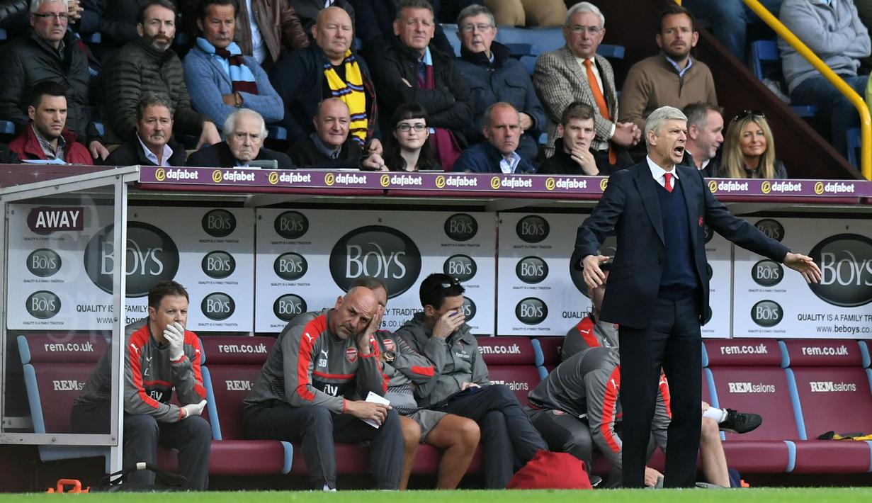 Gaya pelatih Arsenal, Arsene Wenger  dipinggir lapangan saat timnya melawan Burnley pada lanjutan Premier League pekan ke-7 di Stadion Turf Moor, (2/10/2016). (Reuters/Anthony Devlin)