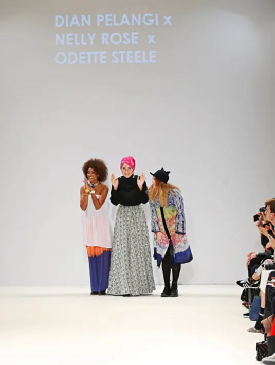 “Gimana kalau semuanya ini cuma mimpi. Gimana kalau ketika aku terbangun, ternyata aku lagi ketiduran di atas mesin jahit, nyelesaiin PR jahitan dari SMK yang aku kerjain dari malam hingga azan subuh," tulisnya. (viainstagram@dianpelagi/Bintang.com)"