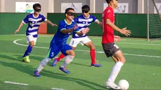 Pemain tim sepak bola tunanetra Provinsi Jiangsu mengikuti latihan di Nantong di provinsi Jiangsu timur China (19/8/2019). Tim yang pemainnya penyandang tunanetra ini tidak perlu khawatir jika cedera, mereka semua adalah tukang pijat. (Cheng Yajing/Jiangsu Provincial Blind Football Team/AFP)