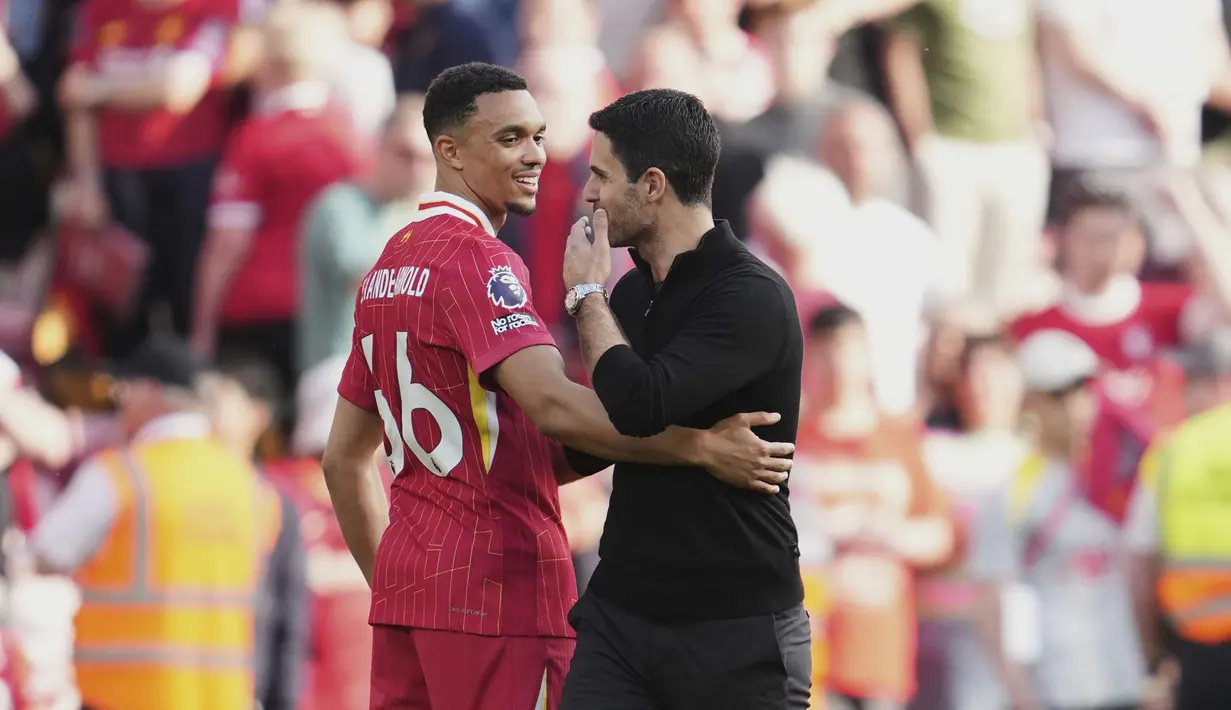 Pemain Liverpool, Trent Alexander-Arnold berbincang dengan pelatih Arsenal, Mikel Arteta setelah laga lanjutan Liga Inggris 2024/2025 melawan Arsenal di Anfield, Liverpool, Inggris, Minggu (11/05/2025) waktu setempat. (AP Photo/Jon Super)