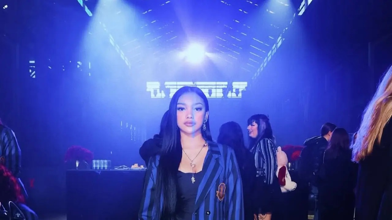 Gaya Anak Sekolah Rebel ala Naura Ayu di Premiere Wednesday Season 2 di Sydney