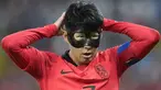 Piala Dunia 2022 yang telah dibuka sejak 20 November 2022 lalu telah menghasilkan momen-momen unik dan menarik menjelang rampungnya seluruh laga pada matchday kedua di fase grup. Salah satu momen menarik adalah tampilnya 3 pemain menggunakan topeng dalam laga membela timnas masing-masing. Bukan sekedar gaya-gayaan, ketiganya ternyata sebelumnya mengalami cedera di bagian kepala sebelum bertolak ke Qatar, hingga harus bertopeng untuk melindungi sisa cederanya agar tak semakin parah. (AP/Martin Meissner)