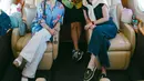 Dipadu dengan topi boho dan sweater nude yang diiikatkan di pada bagian bahu [@lunamaya]