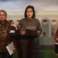 Menkeu Sri Mulyani (dua kanan) didampingi Menko Perekonomian Darmin Nasution (kanan), Gubernur BI Perry Warjiyo (dua kiri), dan perwakilan OJK Nurhaida (kiri) saat meluncurkan Paket Kebijakan Ekomomi XVI, Jakarta, Jumat (16/11). (Liputan6.com/AnggaYuniar)
