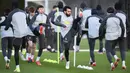 Pemain Liverpool Mohamed Salah (tengah) saat sesi latihan bersama rekan setimnya di tempat latihan mereka di Kirkby, Inggris, 6 Desember 2021. Liverpool akan menghadapi AC Milan pada pertandingan Grup B Liga Champions. (Oli SCARFF/AFP)