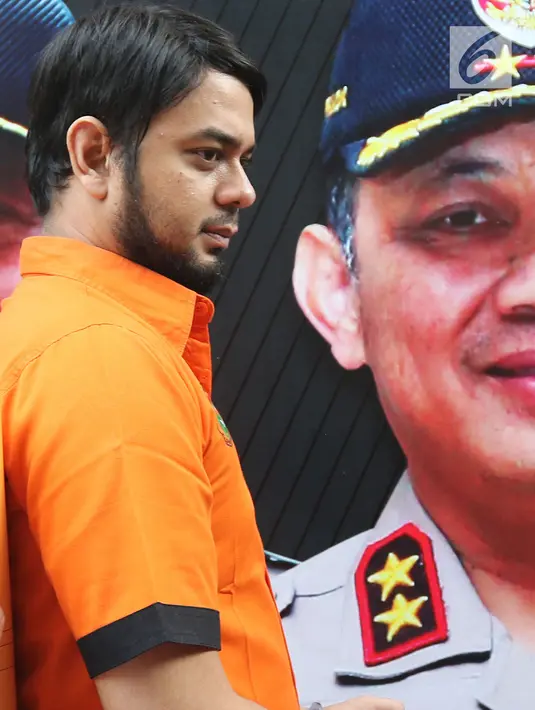 Artis sinetron, Rio Reifan menjelang dipindahkan ke Rumah Sakit Ketergantungan Obat (RSKO), di Ditresnarkoba Polda Metro Jaya, Rabu (4/9/2019). Tertangkap ketiga kali karena kasus narkoba, Rio Reifan dikirim ke RSKO Cibubur untuk jalani rehabilitasi. (Liputan6.com/Herman Zakharia)