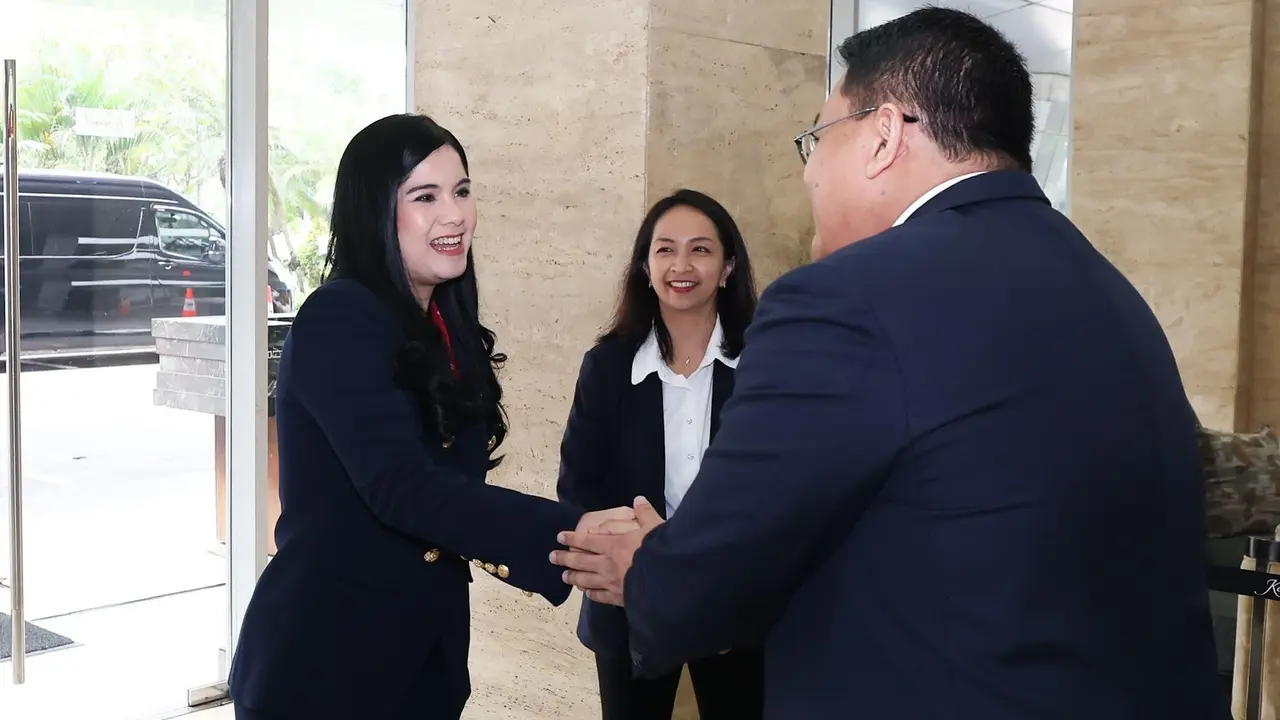 Gaya Formal Annisa Pohan Hadiri Pelantikan Pengurus PERKI, Padukan Setelan Blazer dan Tas Chanel yang Lagi Viral