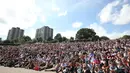 Ribuan penonton rela berpanas-panasan demi menonton laga Andy Murray melawan Milos Raonic pada final tunggal putra  Wimbledon Championships 2016 di The All England Lawn Tennis Club,  Wimbledon, London, (10/7/2016).  (AFP/Justin Tallis)