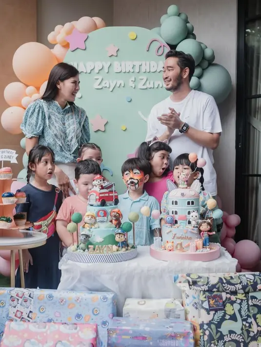 Tak terlalu mewah, perayaan ulang tahun si kembar dirayakan di rumah sang artis yang dihadiri teman dekat buah hati dan keluarga