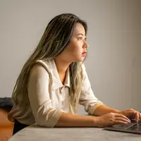 ilustrasi perempuan bekerja/Photo by frank minjarez/Pexels