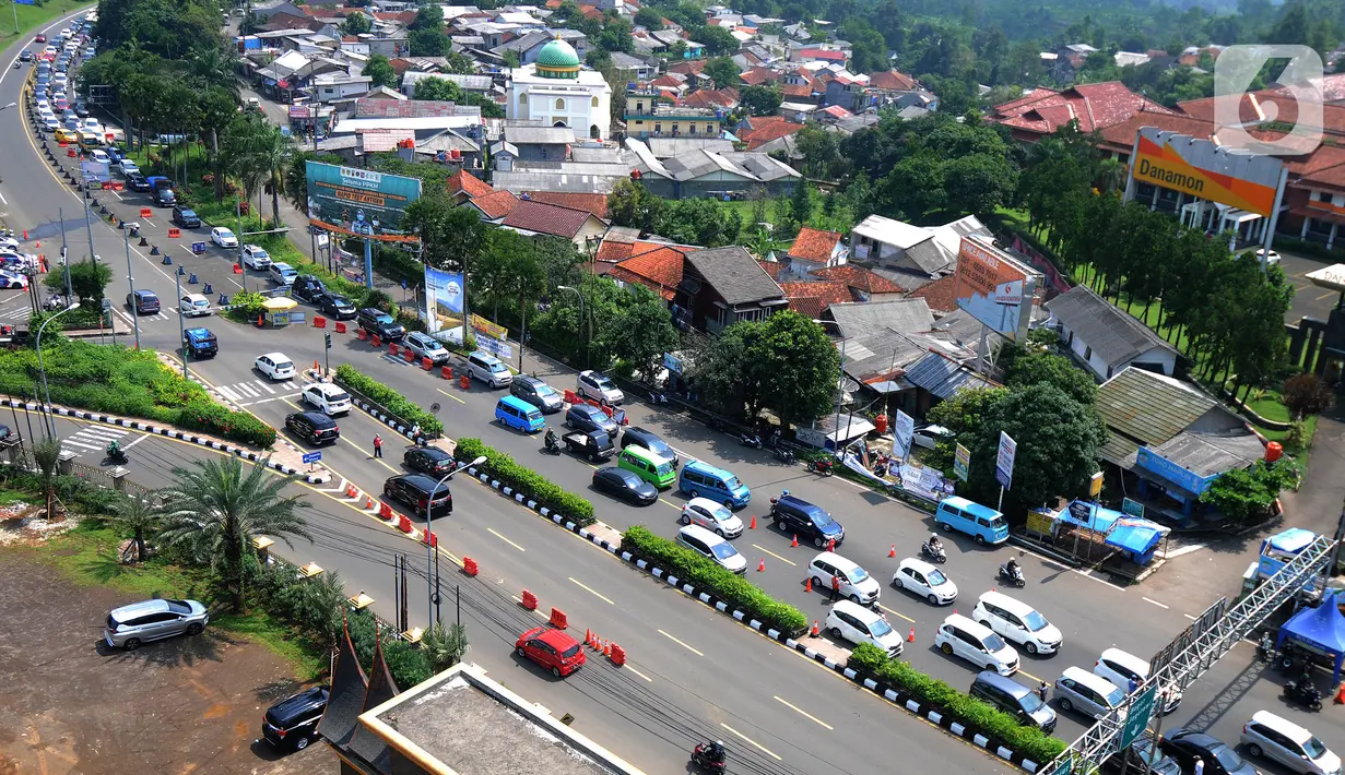 Suasana kawasan Puncak di Simpang Gadog, Ciawi, Bogor, Kamis (20/5/2021). Walaupun libur lebaran sudah berlalu, kawasan Puncak dan sekitarnya masih dipadati wiasatawan. (merdeka.com/Arie Basuki)