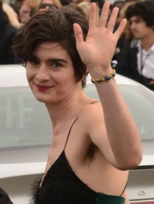 Gaby Hoffman adalah salah satu selebriti yang tak mencukur bulu ketiaknya. (Pinterest)