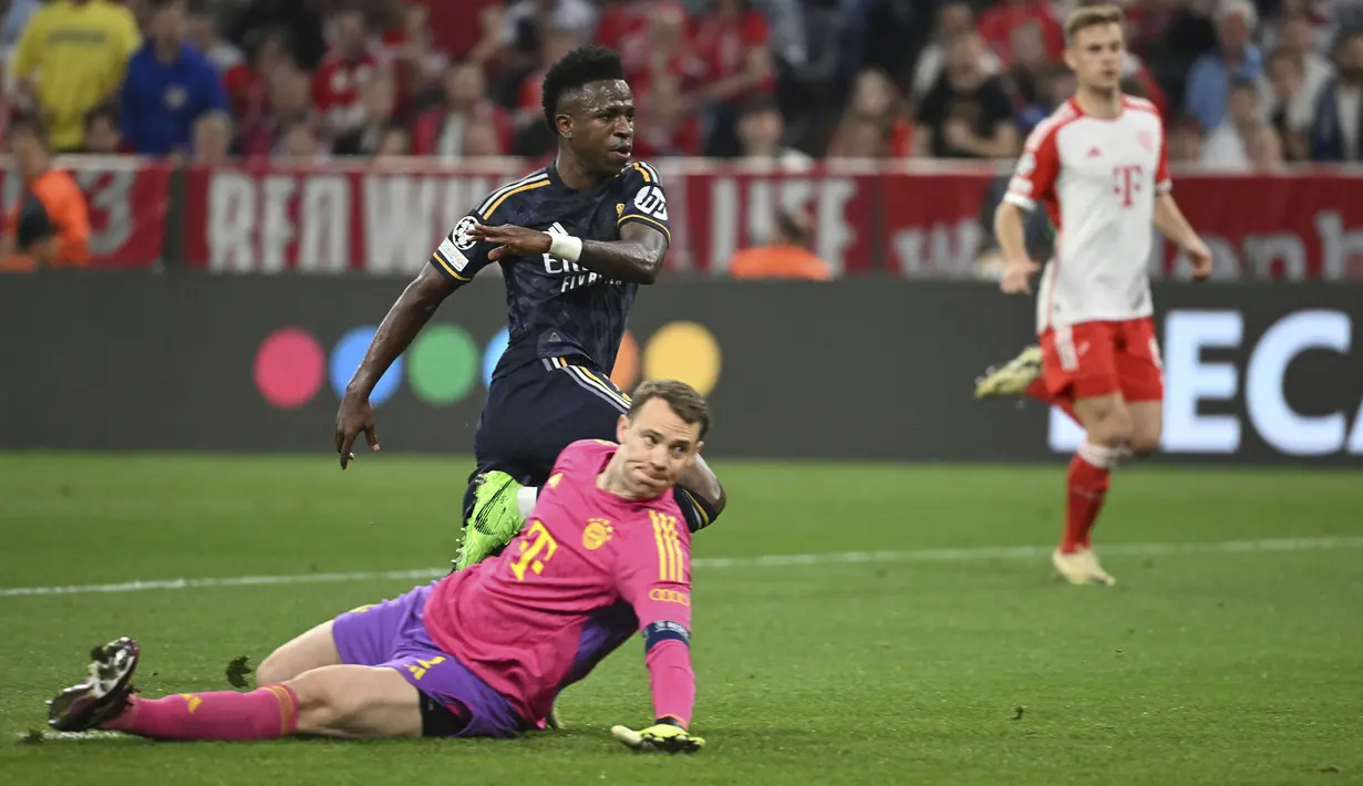 Striker Real Madrid, Vinicius Junior mencetak gol pertama timnya ke gawang Bayern Munchen pada laga leg pertama semifinal Liga Champions 2023/2024 di Allianz Arena, Munich, Selasa (30/4/2024). (dpa via AP Photo/Sven Hoppe)