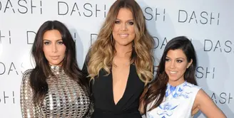 Kourtney Kardashian dan Kim Kardashian miliki tiga orang anak. Kini Khloe Kardashian pun menginginkan hal yang sama. (Metro)