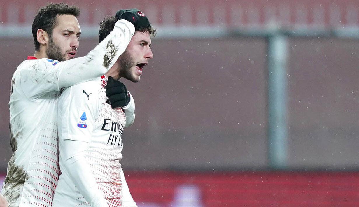 Pemain AC Milan, Davide Calabria, melakukan selebrasi usai mencetak gol ke gawang Genoa pada laga Liga Italia di Stadion Luigi Ferraris, Kamis (17/12/2020). Kedua tim bermain imbang 2-2. (Spada/LaPresse via AP)