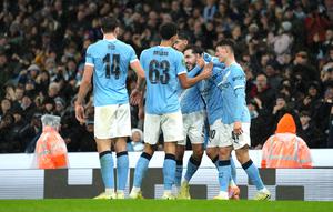 Skuad Manchester City merayakan gol Rayan Cherki dalam laga Carabao Cup versus Brentford, Kamis (18/12/2025). (AP Photo/Jon Super)