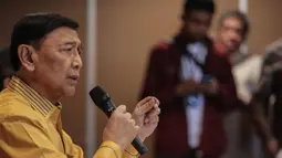 Ketua Dewan Pembina Partai Hanura Wiranto memberikan penjelasan saat menggelar preskon terkait kisruh Partai Hanura di Jakarta, Rabu (18/12/2019). Dalam penjelasannya, Wiranto menyatakan mundur dari Pembina Partai Hanura demi menghindari konflik dengan pengurus Partai. (Liputan6.com/Faizal Fanani)