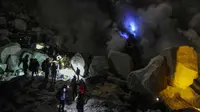 Musim Hujan, Wisatawan Diminta Waspada Gas Beracun dan Longsoran Dinding Kawah Gunung Ijen