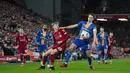 Pemain Shrewsbury Town David Edwards (kanan) berbut bola dengan pemain Liverpool Jake Cain pada pertandingan ulang babak keempat Piala FA di Anfield Stadium, Liverpool, Inggris, Selasa (4/2/2020). Liverpool menang 1-0. (AP Photo/Jon Super)