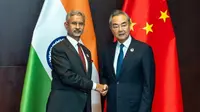 Menteri Luar Negeri China Wang Yi dan Menteri Luar Negeri India&nbsp;Subrahmanyam Jaishankar bertemu di sela-sela agenda ASEAN di ibu kota Laos, Vientiane, pada hari Kamis (25/7/2024). (Dok. Kementerian Luar Negeri China via CGTN)