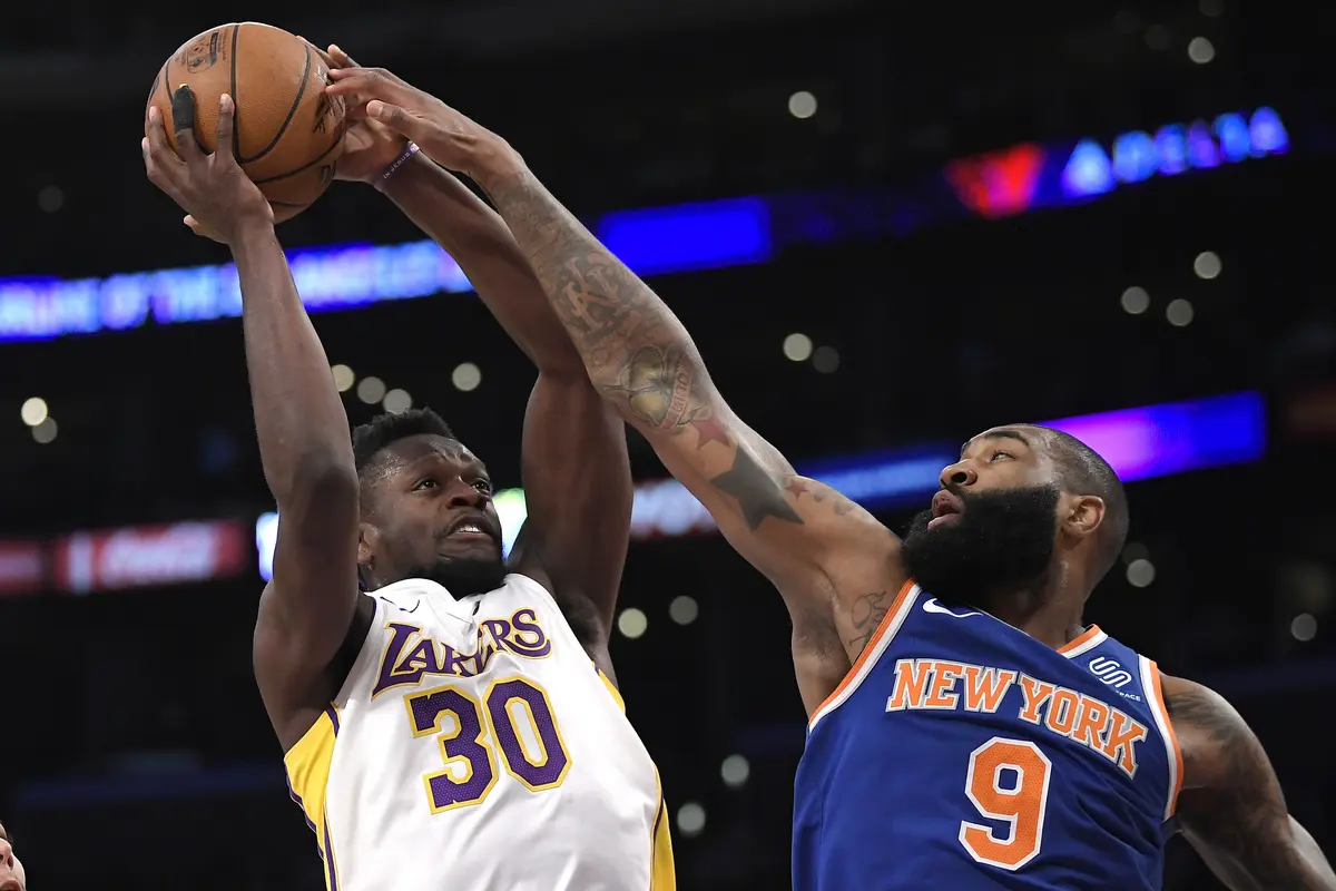 Aksi Julius Randle (baju putih) saat Lakers menghajar Knicks