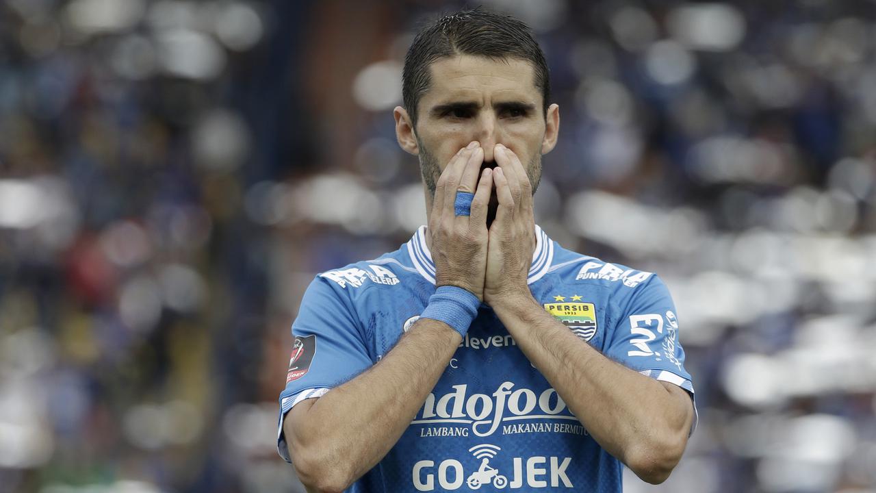 Gelandang Persib Bandung, Srdan Lopicic, bersiap saat akan melawan TIRA Persikabo pada laga Piala Presiden 2019. (Bola.com/Yoppy Renato)