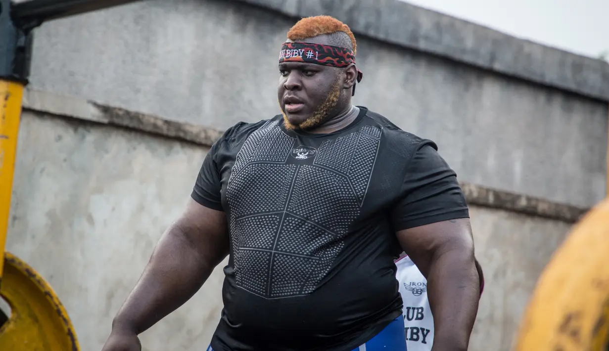 Iron Biby melakukan latihan di rumahnya di Bobo-Dioulasso, Burkina Faso pada 24 September 2018. Nama pria 26 tahun ini juga masuk di Guinness Book of Records pada September lalu sebagai salah satu manusia terkuat di dunia. (OLYMPIA DE MAISMONT / AFP)
