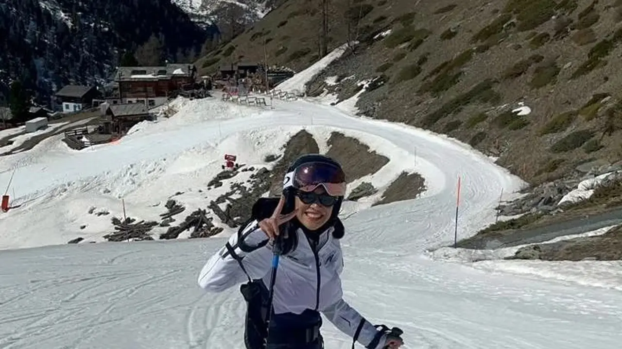 Gaya Sporty Dian Sastrowardoyo Bermain Ski di Swiss dengan Outfit Monokrom, Terlihat Lihai Layaknya Pro Player