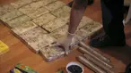 Barang bukti kokain berbentuk batu bata diperlihatkan polisi peru di sebuah apartemen di Miraflores, Lima, Peru, Selasa (22/3). 52 batu bata kokain diamankan dari tangan tiga tersangka, dua di antaranya berasal dari Prancis. (REUTERS/Guadalupe Pardo)
