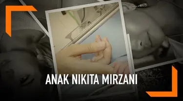 Nikita Mirzani mengunggah potret bersama anak ketiganya untuk pertema kali usai melahirkan. Foto berupa tangan sang anak yang melingkar di telunjuk nikita.