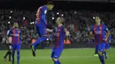 Para pemain Barcelona merayakan gol yang dicetak Neymar ke gawang Athletic Bilbao. Pada awal babak kedua melalui penalti yang dicetak Neymar, Barca berhasil unggul 2-0. (AFP/Lluis Gene)