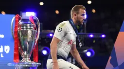 Tottenham Hotspur secara mengejutkan berhasil melaju ke final Liga Champions pada musim 2018/2019. The Lilywhites tampil beringas dengan menumbangkan klub-klub top Eropa seperti Borussia Dortmund, Manchester City, dan Ajax di fase knockout. Sayangnya, Harry Kane dan kolega malah kalah dengan skor 0-2 dari Liverpool melalui gol Mohamed Salah dan Divock Origi. (AFP/Paul Ellis)