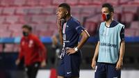 Penyerang PSG, Kylian Mbappe berdiri kecewa setelah pertandingan final Liga Champions melawan Bayern Munchen di stadion Luz di Lisbon, Portugal, Minggu, (23/8/2020). Bayern Munchen menang tipis atas PSG 1-0. (David Ramos/Pool via AP)