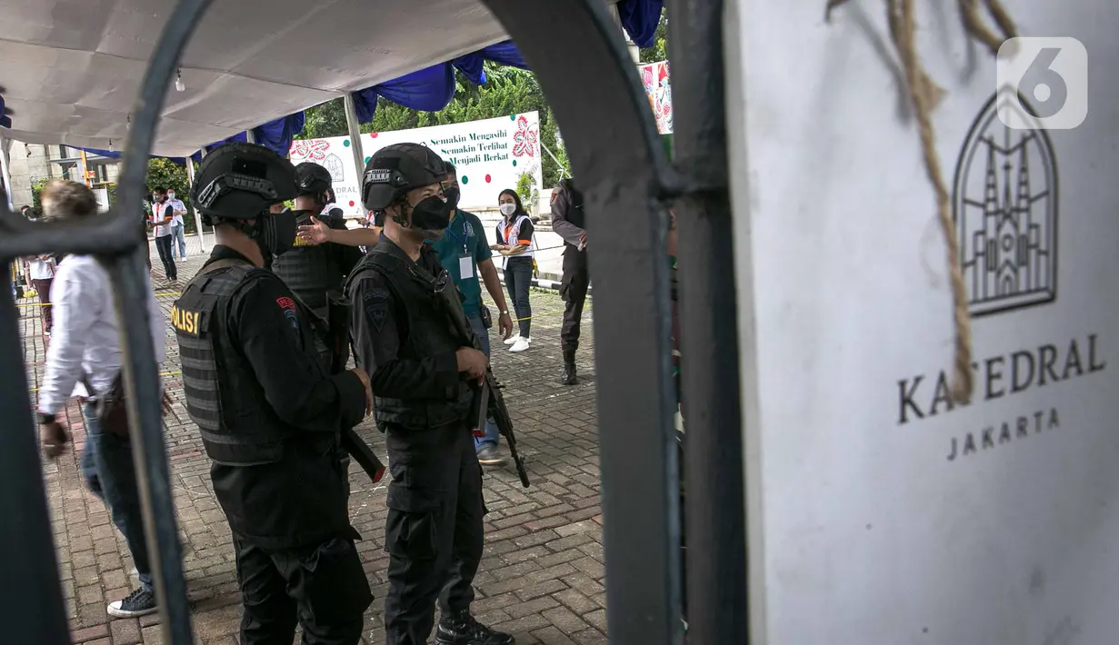 Personel kepolisian bersenjata lengkap melakukan penjagaan di gerbang masuk Gereja Katedral, Jakarta, Kamis (1/4/2021). Sebanyak 150 personel gabungan TNI, Polri dan Satpol PP melakukan pengamanan jelang rangkaian perayaan Hari Paskah di gereja tersebut. (Liputan6.com/Faizal Fanani)