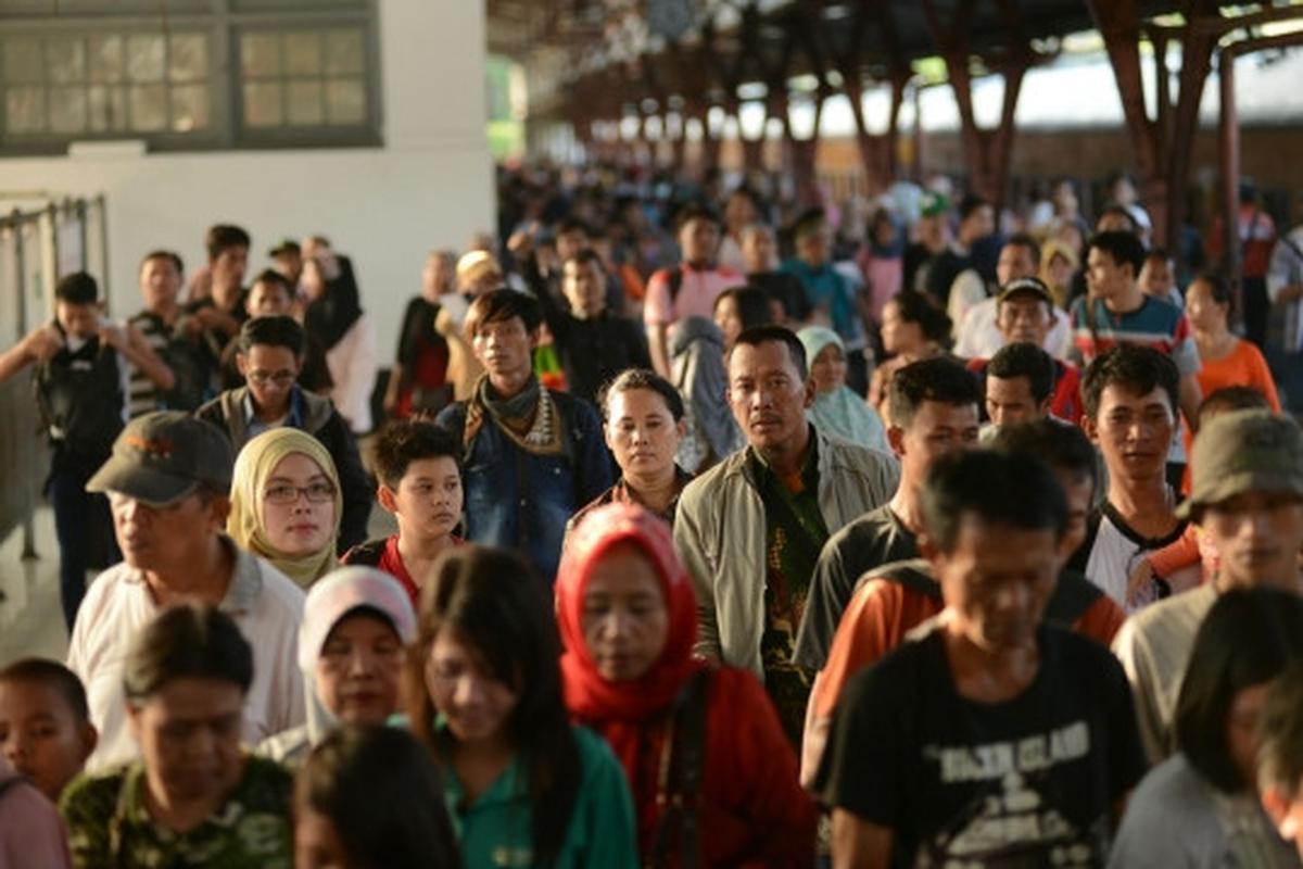H+4 Lebaran, pemudik mulai padati Stasiun Pasar Senen