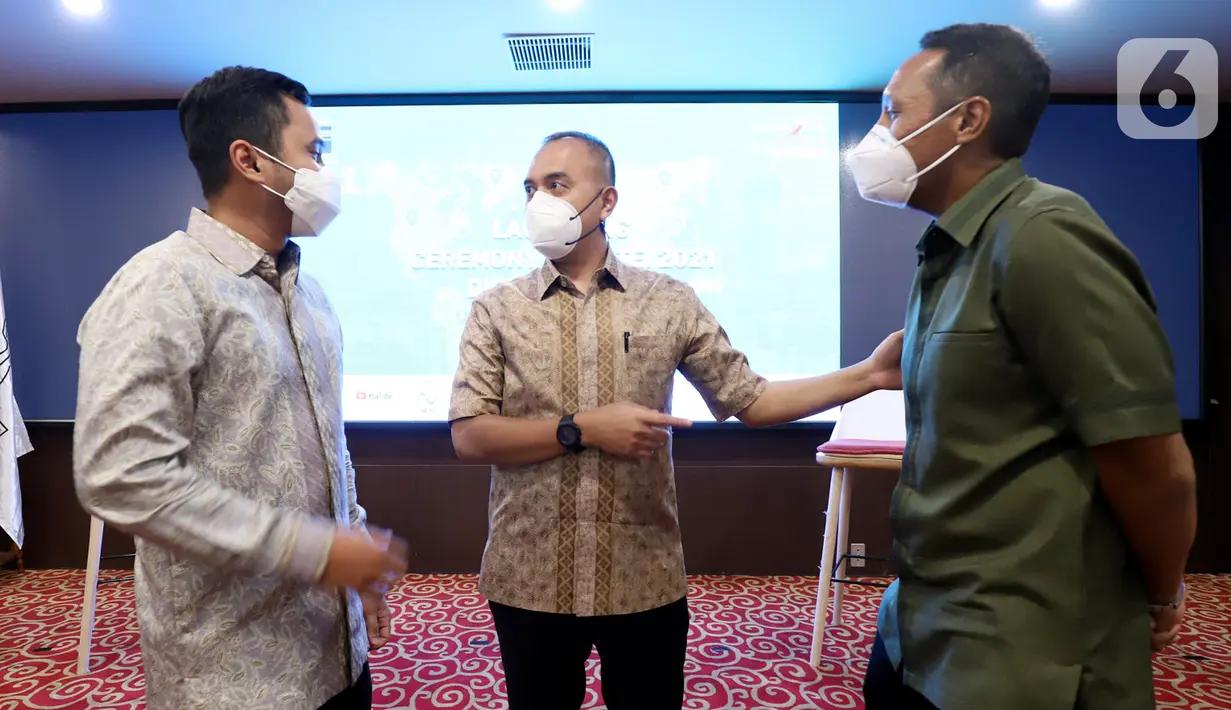 Ketua Umum HIPMI Jaya Sona Maesana, Ketua Bidang Perdagangan, Perindustrian dan ESDM BPP HIPMI Rama Datau dan Ketua Panitia Launching HIPMI TEI 2021 Rangga Derana Niode berbincang pada pembukaan Trade Expo Indonesia (TEI) Digital Edition ke-36 di Jakarta, Selasa (20/10/2021). (Liputan6.com/HO/HIPMI)