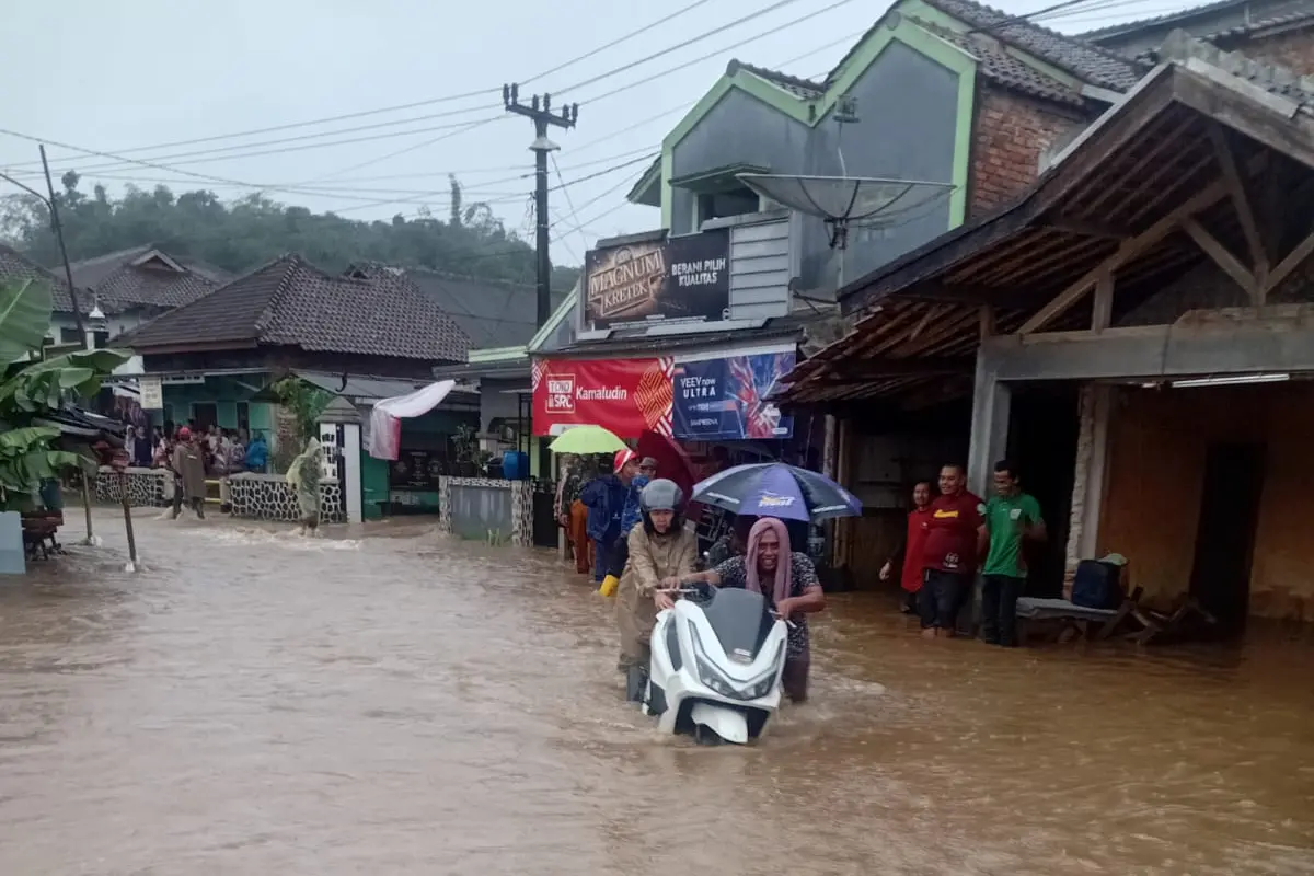Banjir dan longsor melanda Kabupaten Sukabumi.