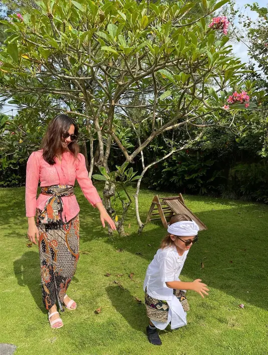 Pevita Pearce salah satu artis Indonesia yang senang menghabiskan waktunya di Bali. Dalam foto ini, Pevita tampil mengenakan kebaya berwarna merah muda, dipadukan dengan kain batik sebagai bawahan, dan selendang yang diikatkan di pinggangnya, senada dengan kain batiknya. Foto: Instagram.