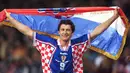 Piala Dunia 1998 tak ayal menjadi arena kejutan bagi Kroasia, salah satu negara pecahan Yugoslavia yang baru pertama kali mencicipi atmosfir pesta sepak bola sejagat empat tahunan yang digelar di Prancis. Bintang Vatreni, julukan Kroasia, saat itu tak lain adalah Davor Suker yang mampu menyihir publik sepak bola dunia dengan 6 golnya yang berujung penghargaan sepatu emas sebagai top skor di Piala Dunia 1998. Raihan golnya tersebut juga membawa Kroasia finis di posisi ketiga di akhir turnamen. (AFP/Gerard Cerles)