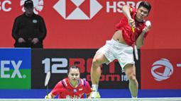 Praveen Jordan/Melati Daeva Oktavianti membuat kejutan dengan menjuarai All England 2020, turnamen yang dianggap paling bergengsi setelah Olimpiade dan Kejuaraan Dunia. (Photo by Oli SCARFF / AFP)