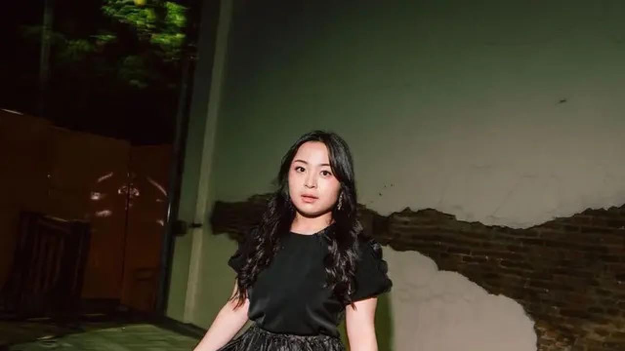 Bernadya Kembali Ajak Penggemar Galau Bareng Lewat Lagu 'Kata Mereka Ini Berlebihan