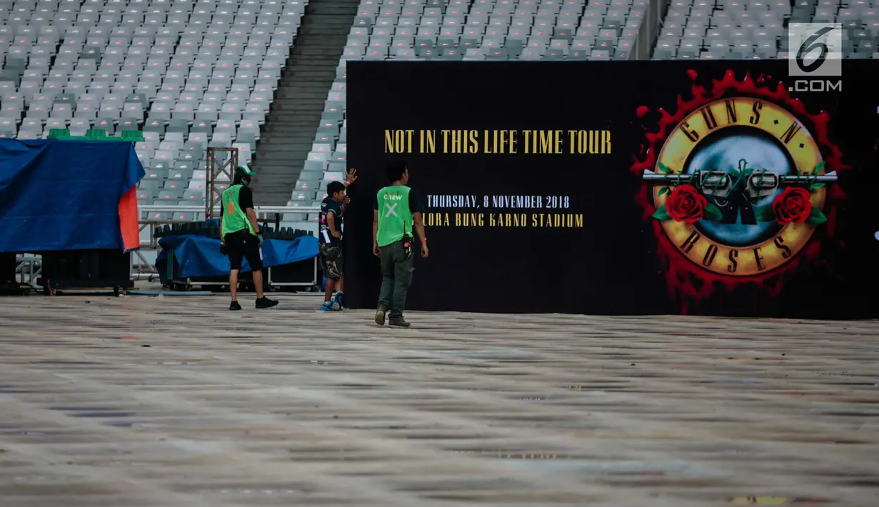 Pekerja menyelesaikan pembuatan panggung konser Guns N' Roses ‘Not In This Time Lifetime Tour’ di Stadion GBK, Jakarta, Selasa (6/11). Persiapan panggung konser Guns N Roses sudah 80 persen selesai. (Liputan6.com/Faizal Fanani)