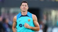 Barcelona secara resmi mengumumkan pemain terbarunya, Robert Lewandowski. Penyerang haus gol itu ditebus dari Bayern Munchen seharga 50 juta Euro. (Michael Reaves/Getty Images/AFP)