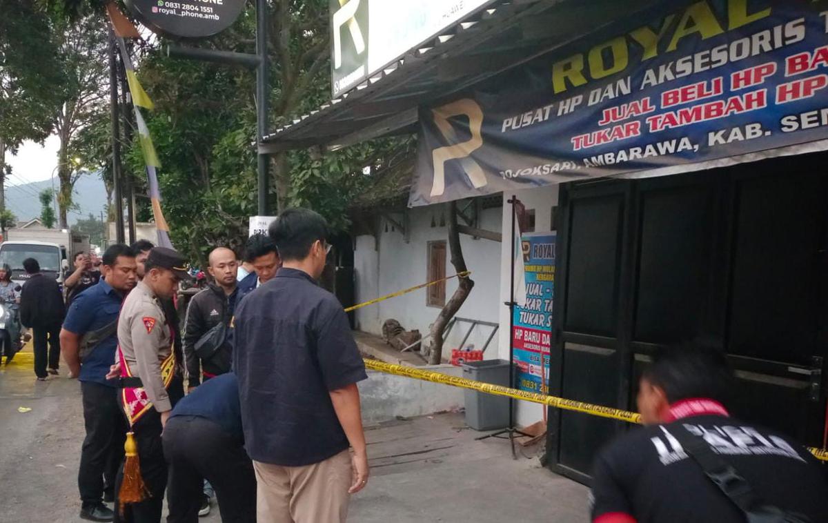 Polisi olah TKP dugaan perampokan konter handphone di Ambarawa Semarang. (merdeka.com/istimewa).