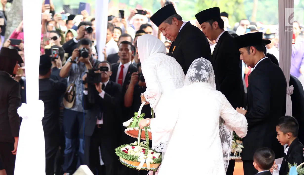 Presiden ke-6 RI Susilo Bambang Yudhoyono (tengah) beserta anak dan menantunya menabur bunga di atas pusara Ani Yudhoyono di TMP Kalibata, Jakarta, Minggu (2/6/2019). Ani Yudhoyono meninggal di National University Hospital Singapura pada 1 Juni 2019. (Liputan6.com/JohanTallo)