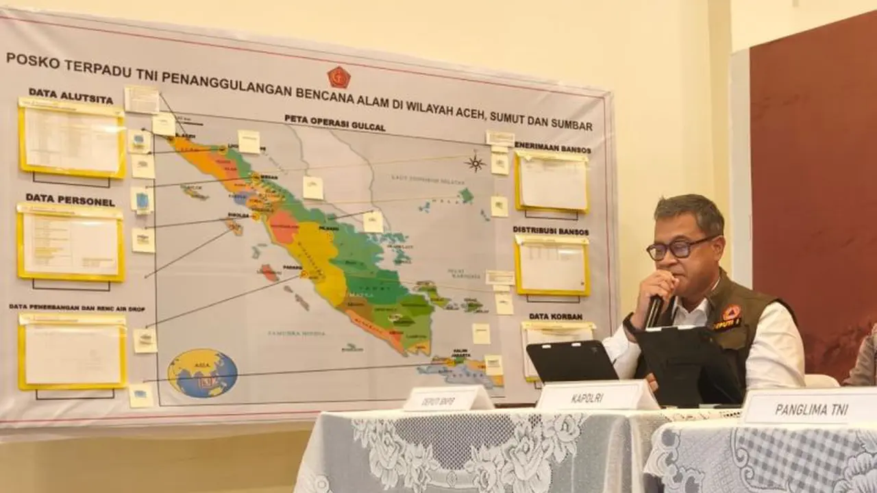 Deputi Bidang Sistem dan Strategi BNPB, Raditya Jati saat konferensi pers di Jakarta, Jumat (19/12/2025).