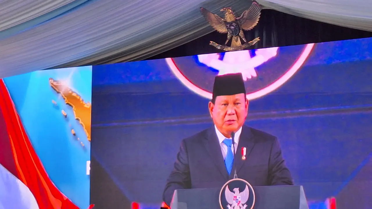 Presiden Prabowo Subianto saat peluncuran Badan Pengelola Investasi (BPI) Daya Anagata Nusantara (Danantara) di Istana Kepresidenan Jakarta, Senin (24/2/2025) (Liputan6.com/Lizsa Egeham)